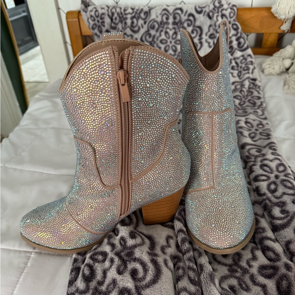 New w/o tag never worn- Torrid Size 8WW  Rhinestone Embellished Western Bootie